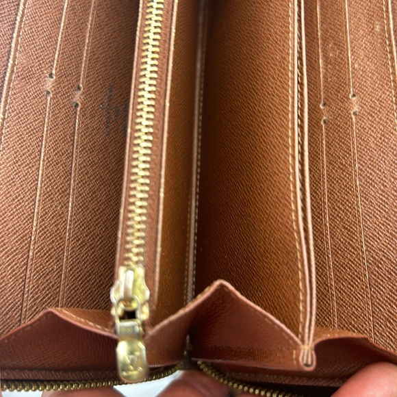 Authentic LOUIS VUITTON Genuine Leather Brown Zippy Wallet - Picture 9 of 15
